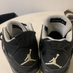 Nike Air Jordans - Säljer nu mina gamla jorden 4s, dom säljs för biligt pgrund av att lådan och kvittot har kastats, skorna e deygt 2 år gamla, kan sänka priset vid snabb affär, vid fler bilder kontakta mig