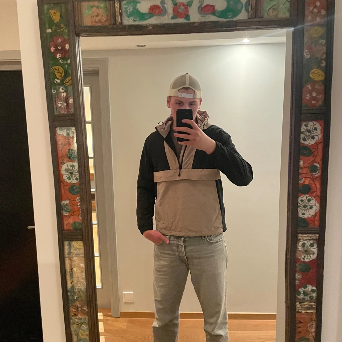 Beige och svart vindjacka