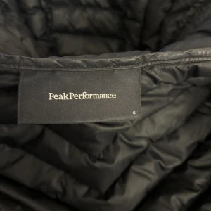 Svart dunjacka från Peak Performance - Peakperformance jacka i storlek S. Den är väldigt sparsamt använt och har inga skador eller liknande alls. Jag kan tänka mig eventuellt gå ner i pris. 