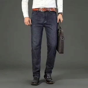 Oanvända Lee jeans - Snygga mörkblå jeansbyxor med en klassisk straight passform. Byxorna har en midwaist design. Perfekta för en stilren look. Storlek 30/32. Helt oanvända snygga Lee jeans