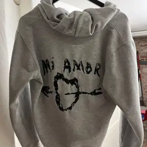 Säljer nu min Mira Paris zip hoodie, säljes då den ej används längre. Använd ett fåtal gånger, inga märken eller liknande. Nypris 1200 kr, pris kan diskuteras vid snabb affär 🤝