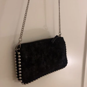 Svart Zara väska med nitar  - Säljer denna fin väska från Zara! Väskan är i mycket bra skick och har sällan använts!💗 Väskan är köpt från Zaras egna hemsida! 🥰