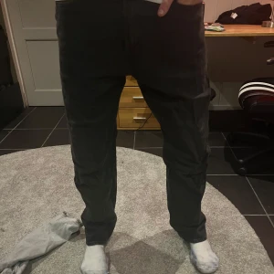 Svarta byxor - Byxor från HM i storlek 34/32 med najs passform. Nypris 399kr, mitt pris 99kr. Skriv vid funderingar 