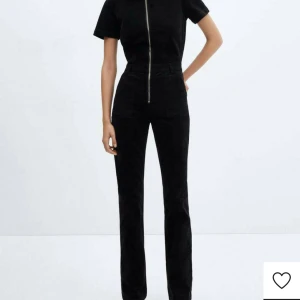 Blå jeansbyxdress från mango  - Jätte fin byxdress från mango som användas 2-3 gånger. Den är slutsåld och är i strolek xxs men passar mig som är s/m väldigt. Se bild två för färgen på dressen 