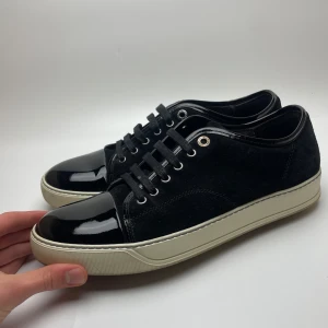 Lanvin skor  - Hej! Säljer nu dessa brutalt snygga lanvin sko. Skorna är i toppskick! Sitter en storlek större! Hör av dig vid frågor. Begränsat antal boxar och dustbag. Uk8