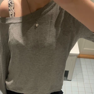 Grå offshoulder tröja - Grå offshoulder tröja!! Den är bra skick men lite nopprig som man kan se på bild 2❤️‍🩹