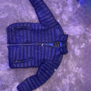 Sail racing jacka  - Jag tänkte sälja min sail racing jacka då den inte kommer till andvändnig. Marinblå dunjacka i mycket fint skick tveka inte på frågor 