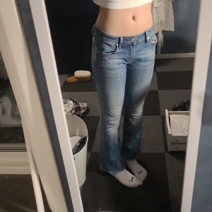 Blå bootcut jeans - Ljus blå low waist bootcut jeans. Fint skick utom slitningar vid inre låren, det sys dock lätt igen och det kan jag göra innan paketer skickas iväg om så önskas. Pris kan diskuteras och om du undrar något är det bara att fråga. 💕