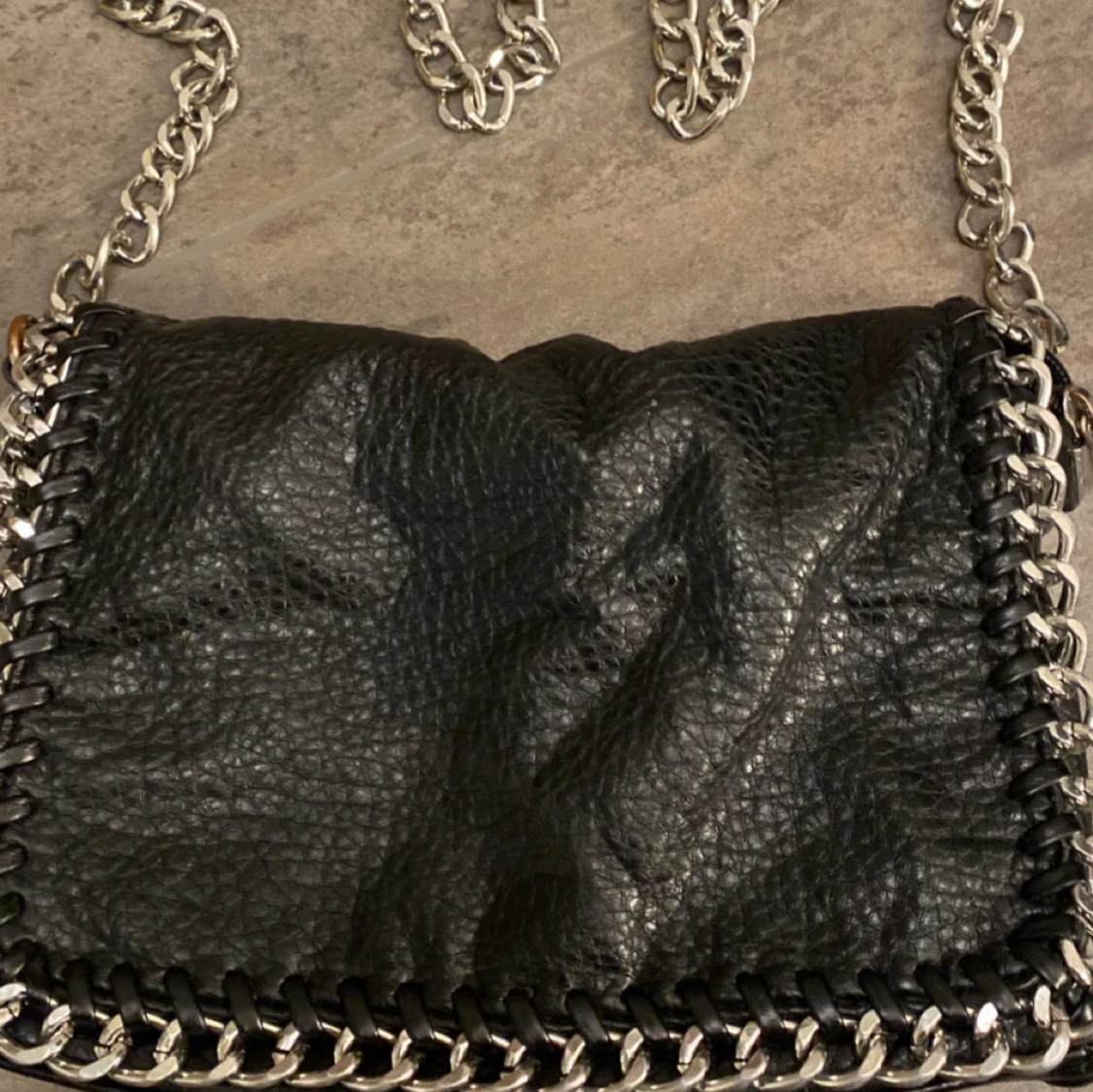 Svart axelväska med kedjedetaljer