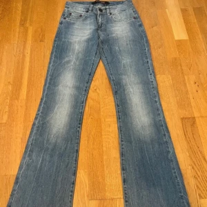 Blå lågmidjade bootcut jeans -  snygga blå lågmidjade bootcut jeans i bra skick
