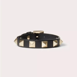 Valentino armband svart - Skit snyggt valentino armband i svart, bra skick. Säljer för 1500, går max ner till 1250 