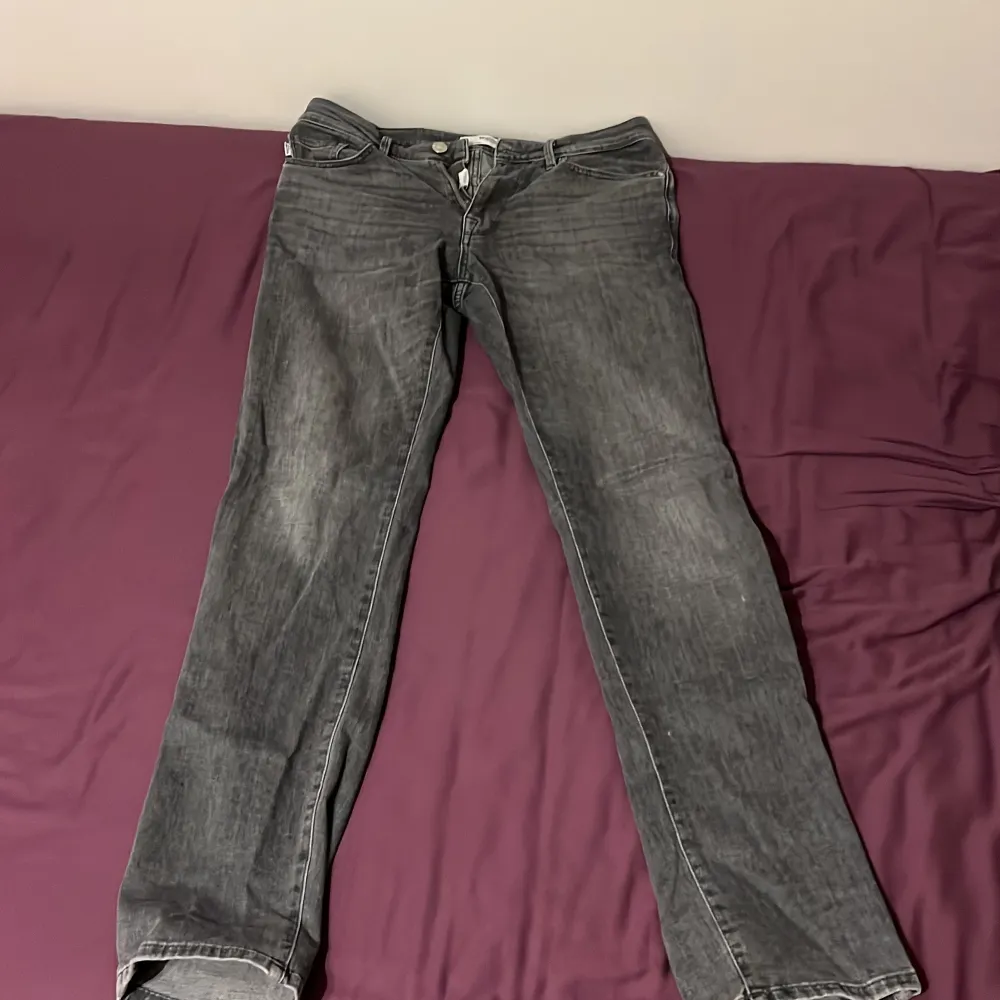 Säljer ett par grå selected homme jeansbyxor i ny skick. W31 L34. Passar mig bra och jag är 186. Perfekta för både höst och vår!. Farkut & Housut.