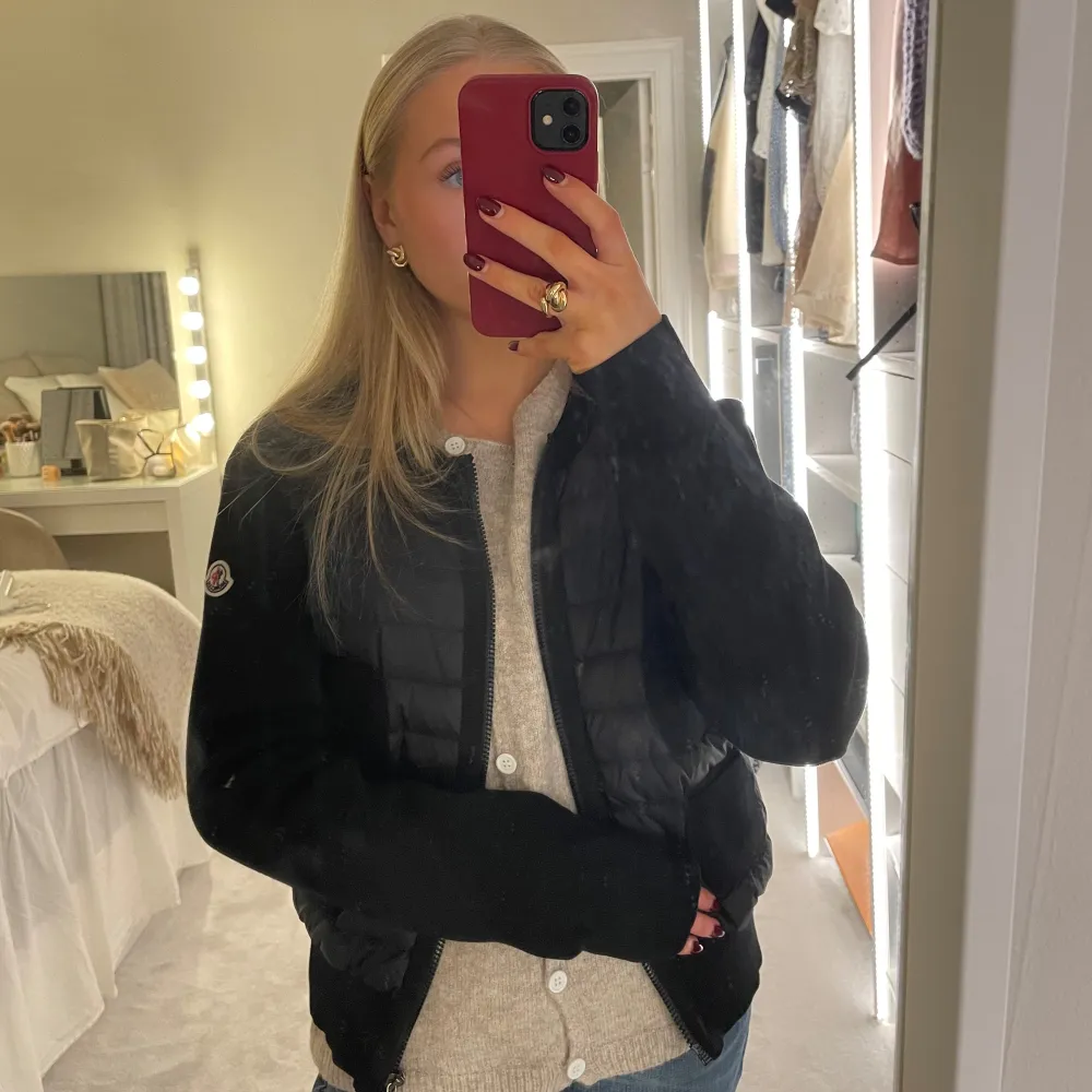 Moncler cardigan storlek S/M. I jättefint skick, inga skador eller liknande. Köpt förut på vestire collective så har äkthetsbevis därifrån🥰. Jackor.