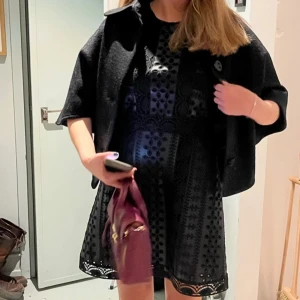 Svart klänning i skinn - En såå fin svart klänning i skinn med detaljer🖤Kortärmad och perfekt längd. Passar till alla tillfällen❤️‍🔥❤️‍🔥Skriv ifall du vill se fler bilder🖤pris kan disskuteras🖤❤️‍🔥❤️‍🔥