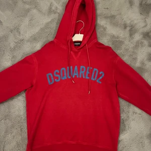 Dsquared2 hoddie  - Dsquared2 röd hoodie i använt skick.  Storlek M  men passformen är storlek S