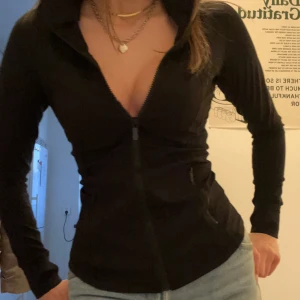 Svart zip-up hoodie Lululemon - Säljer en svart zip-up hoodie från Lululemon i modellen define luon. Den har en åtsittande passform med dragkedja framtill och långa ärmar. Perfekt för en aktiv livsstil eller som ett stilrent vardagsplagg. ❤️