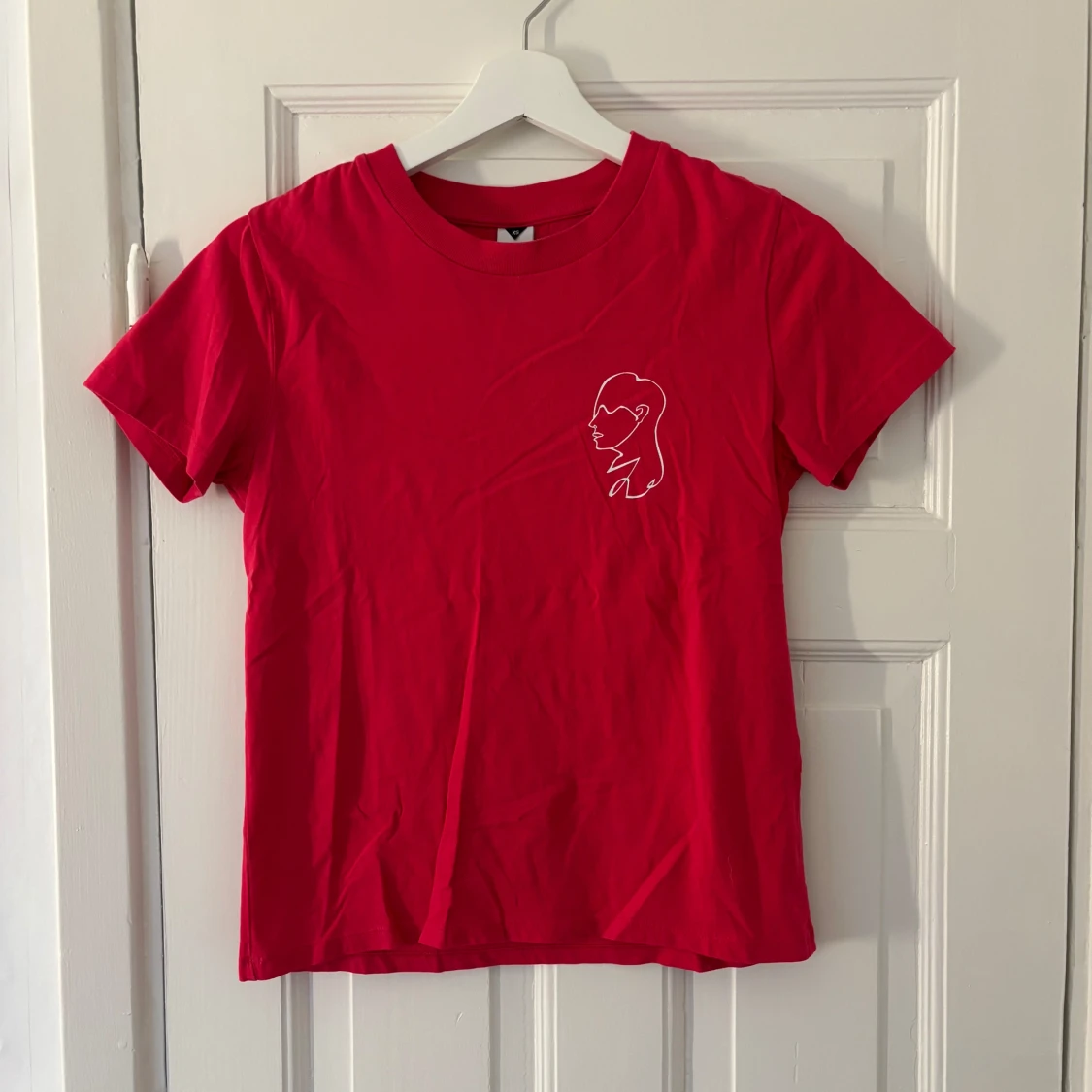 Röd t-shirt från Visual Clothing Project