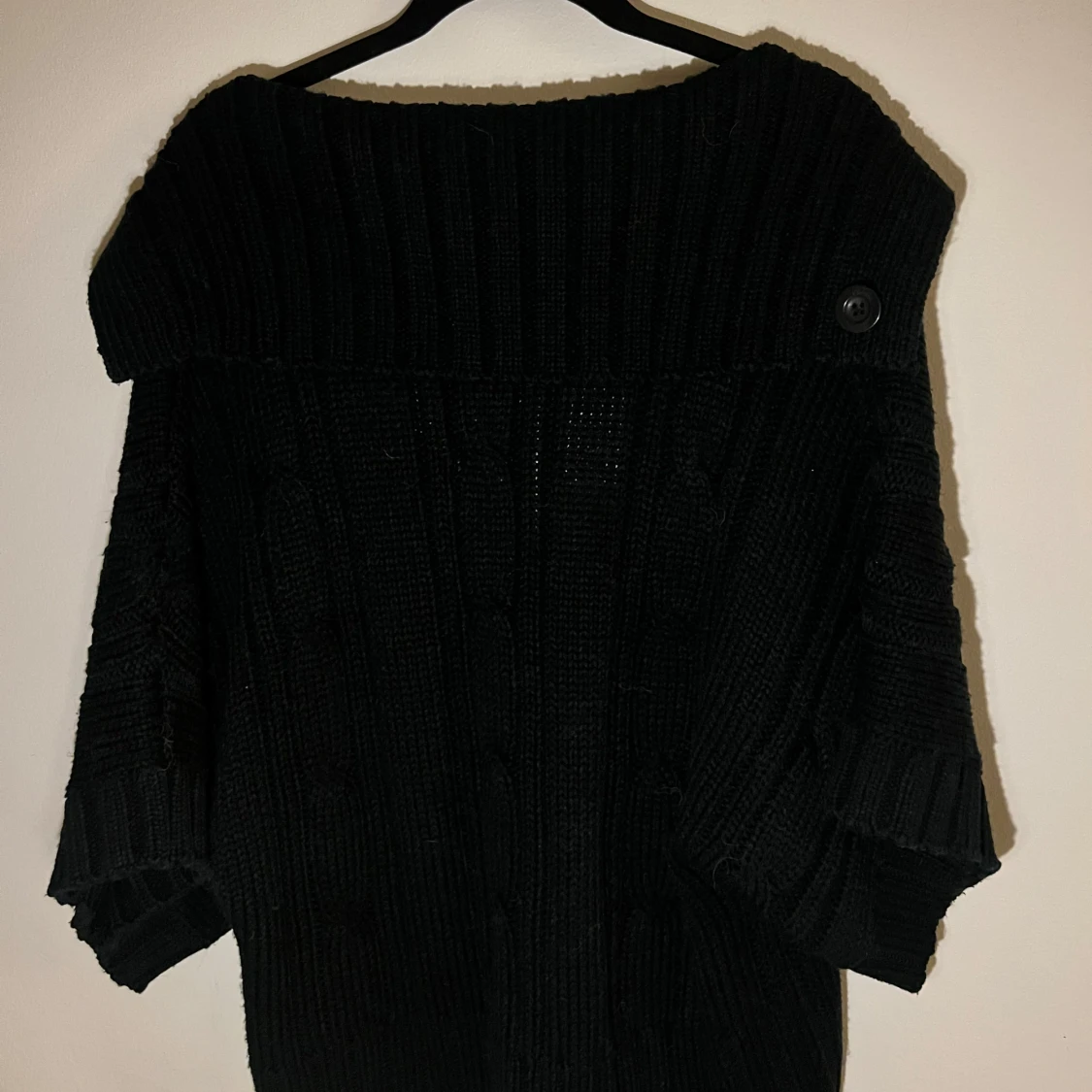 Svart stickad kofta med knappar - 91