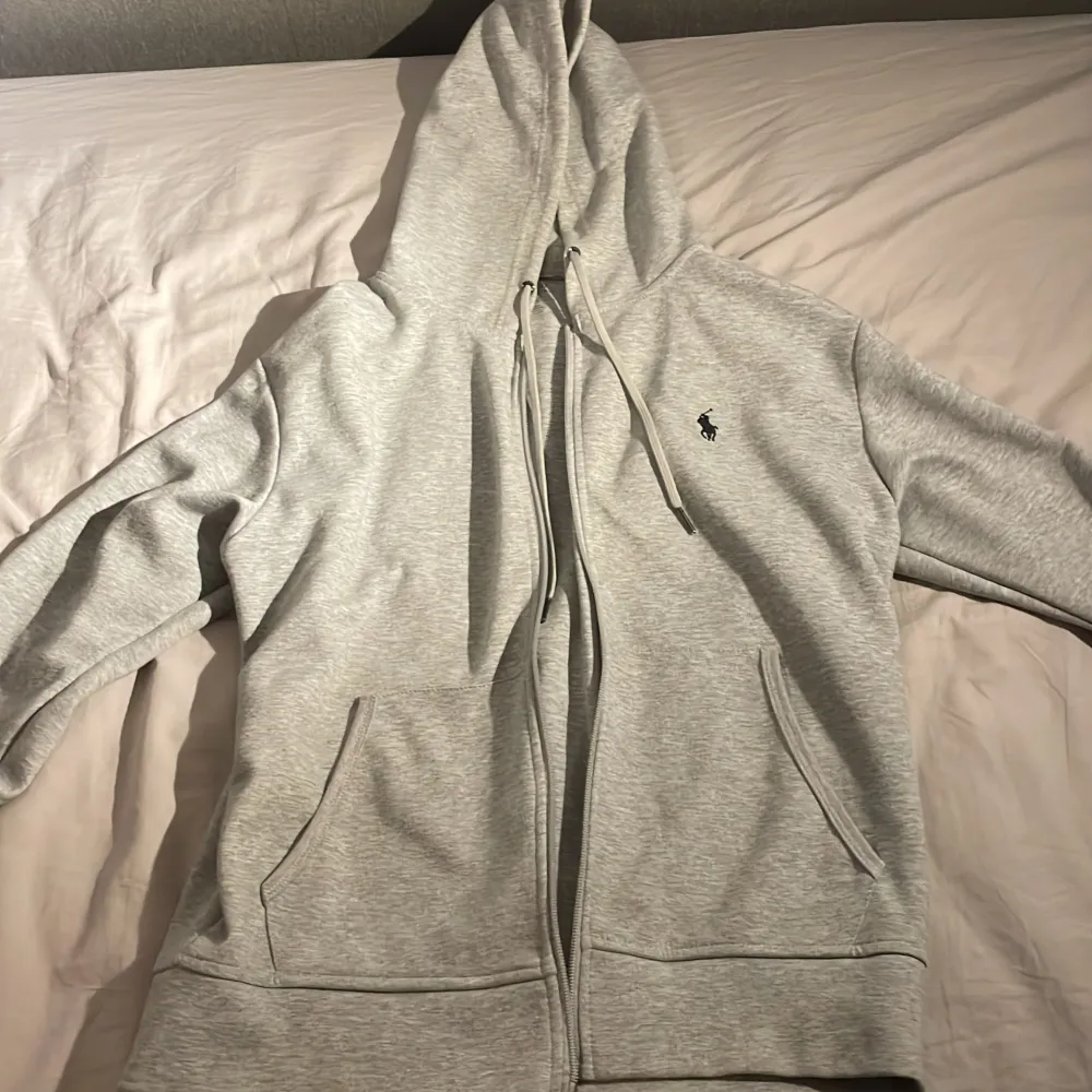 Säljer en snygg och bekväm grå hoodie från Ralph Lauren. Den är knappt använd, bara ett fåtal gånger. Skick 9/10. Storlek S. Tröjor & Koftor.