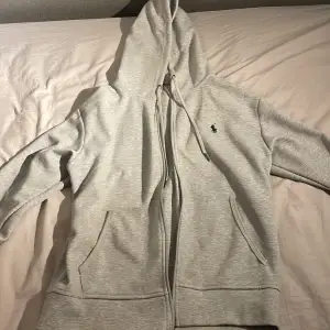 Säljer en snygg och bekväm grå hoodie från Ralph Lauren. Den är knappt använd, bara ett fåtal gånger. Skick 9/10. Storlek S