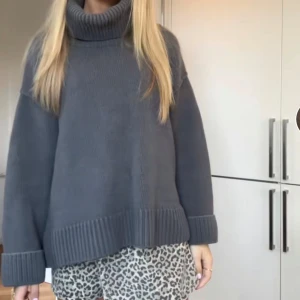 Polo tröja - Skit snygg och eftertraktad polotröja från h&m, i mycket bra skick❤️(lånad bild)