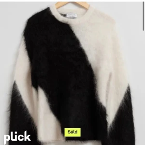 Svart och vit tröja från other stories - Snygg och unik tröja från other stories i svart och vit färg. Tröjan har en intressant asymmetrisk design med långärmade ärmar och en mjuk, fluffig textur. Slutsåld och inga defekter!❤️