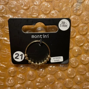 *NY*Guldfärgad stressring från Montini i stl 21  - Ny oanvänd. Denna guldfärgade stressring fr Ur&Penn har lösa kulor som man kan snurra på. En perfekt ring för den som gillar att hålla händerna sysselsatta. Ord pris: 39 sek, Pris nu: 20 sek