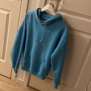 Hoodie blå  - Köpte denna för inte länge sen och använt väldigt få gånger. Är i bra skick. 