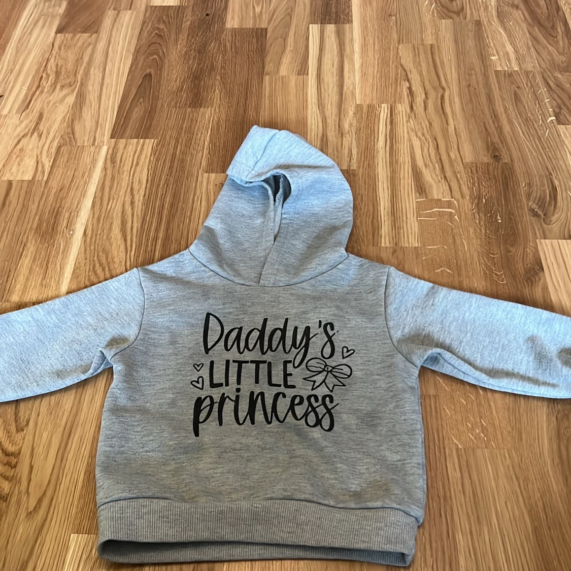 Grå hoodie med text