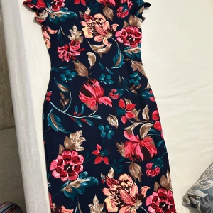 Brun skjorta från Shein - Snygg brun skjorta från Shein med klassisk krage och knappar framtill. Perfekt för en stilren look.