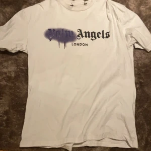 T-shirts från Palm Angels - Hej jag säljer min Palm angels tröja eftersom den satt lite för stor på mig den är i Size S men kan passa M om du har några frågor är det bara att fråga :)
