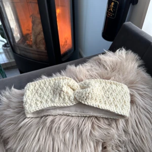 Handgjorda virkade pannband - Mysiga virkade & fodrade pannband, Perfekta för att hålla värmen under kyliga dagar. De har en enkel och stilren design med en twistdetalj framtill. Storleken samt färgval görs utifrån individ och önskemål. Tillverkningstid ca 5 timmar🤍 