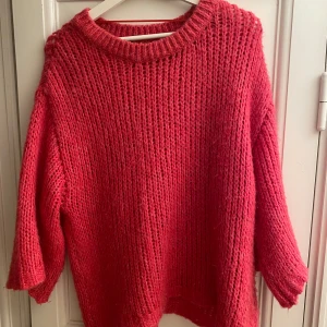 Rosa stickad tröja från Fransa - Säljer en mysig rosa stickad tröja från Fransa. Tröjan har en luftig stickning och trekvartsärmar, perfekt för kyliga dagar. Den är i storlek S/M och passar bra för både höst och vinter.