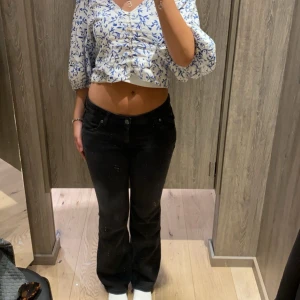 Lee jeans - Lågmidjade grå/svarta jeans från lee, strl 25/31💕 använda ett fåtal gånger! Köpt för 1099kr