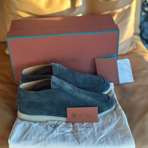 Loro Piana Open walk - Snygga mörkgröna loafers i mocka från Loro Piana, modell Open Walk. Skorna har en stilren design med en bekväm sula och är perfekta för en elegant look. Box, dustbag, tags och kvitto finns. Köpta i Italien portofino.