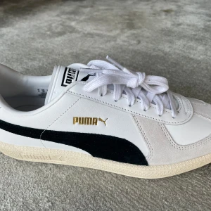 PUMA Army Trainer stl 38,5 - Helt nya sneakers säljs pga fel storlek för mig. Jag har nu äntligen (modell/färgkomination är oftast slutsåld) hittat ett par i rätt stl. Inköpspris 1.100kr