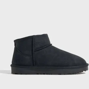 Svarta boots i mocka - Säljer ett par svarta uggs i mjuk mocka. De är perfekta för kalla dagar och har en bekväm passform. Stilrena och enkla att matcha med olika outfits. Perfekta för höst och vinter!