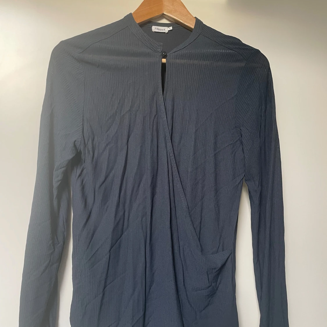 Mörkblå elegant långärmad topp från Filippa K