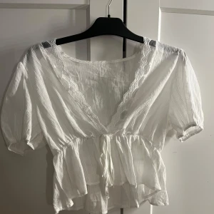 Vit blus med spetsdetaljer - oanvänd spetsblus, köpt för några år sedan men inte kommit till användning. 💕💕den är helt vit och inga defekter. 💕💕Köp direkt! smidigt och enkelt via plick🫶🏼🫶🏼69KR🌟🌟 (säljer likadan i svart färg.) 