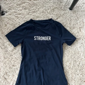 Mörkblå t-shirt från Stronger - Säljer en mörkblå t-shirt från Stronger i storlek S. Aldrig använd. 