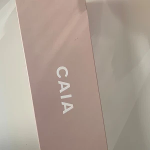 Paddle Brush från CAIA - Säljer en helt ny Paddle Brush från CAIA. Perfekt för att reda ut håret och ge en slät finish. Borsten kommer i en snygg beige förpackning och är idealisk för både torrt och vått hår. Perfekt för daglig användning och styling. Passa på att få den här stilrena borsten till ett bra pris!