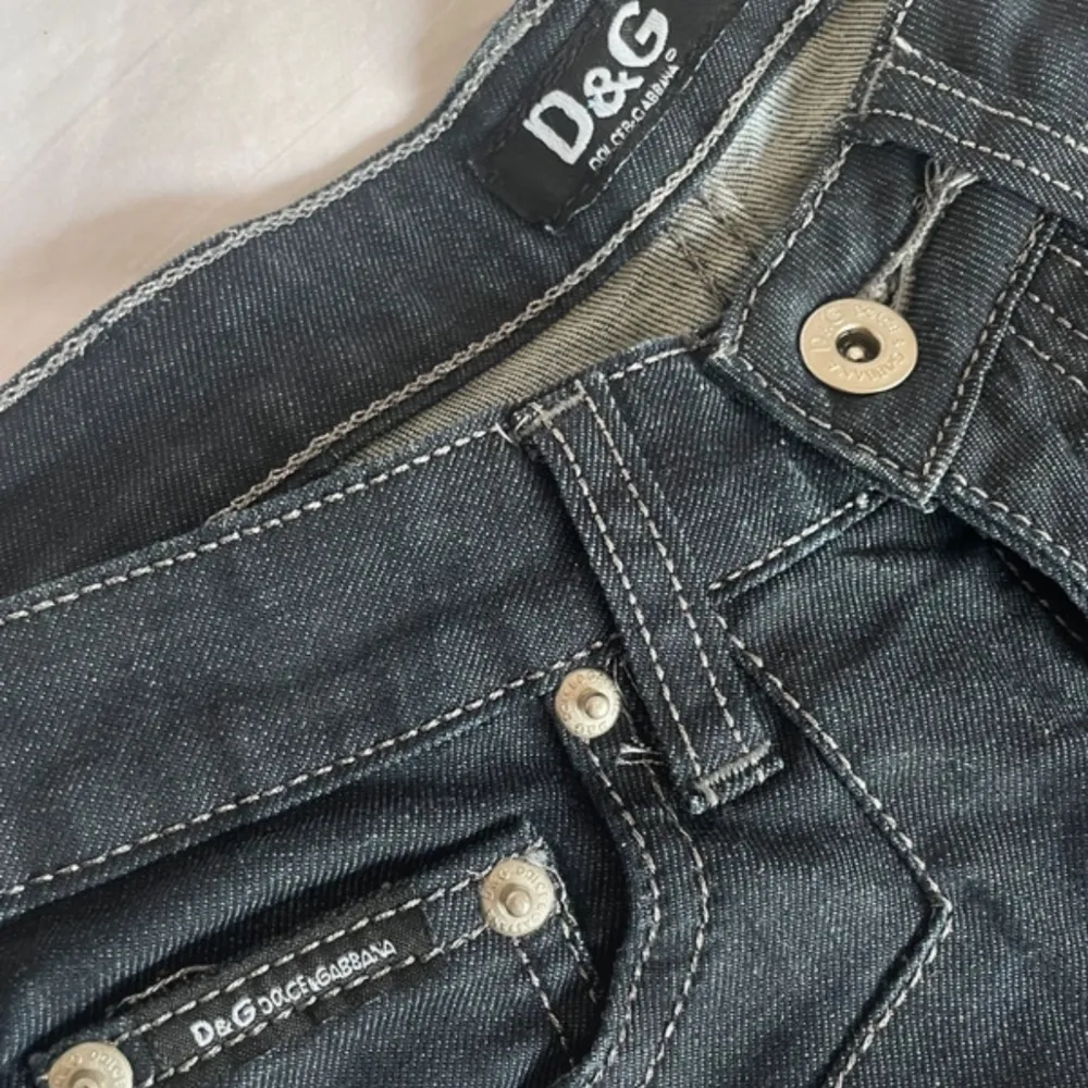 Snygga svarta jeans Dolce & gabbana straight jeans svart/ dark blue wash, storlek W 25. Köpt vintage men är i ett mycket bra skick, bara litet slitet märke bak.. Jeans & Byxor.