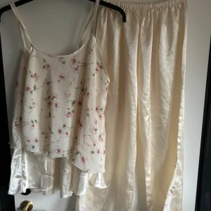 Ny pyjamas - Ett fint pyjamas sett i satin tyg som är helt nytt och oanvänt men saknar prislapp. Byxorna är Capri. Fick de i present så vet inte vart de är köpta men det är strl XL. Kommer från ett djur och rökfritt hem.  #satinpyjamas #pyjamasset #nwt #pyjamas