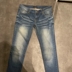 Blå Slim Jim jeans från Nudie Jeans - Säljer ett par snygga blå Slim Jim jeans från Nudie Jeans i storlek 30/32. De har en slim passform och är tillverkade i denim av hög kvalitet. Nyskick. Säljes pga ej passade på mig.
