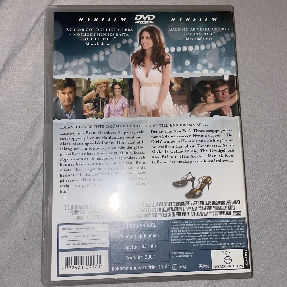 Säljer en DVD av filmen 'Suburban Girl' med Sarah Michelle Gellar och Alec Baldwin. Det är en romantisk komedi från 2007 med en speltid på 93 minuter. Perfekt för en filmkväll med vänner eller familj! Rekommenderas från 11 år.. Böcker.