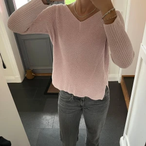 Rosa stickad tröja  - Stickad tröja från Gap i storlek S. Fint skick. Använd gärna köp nu!