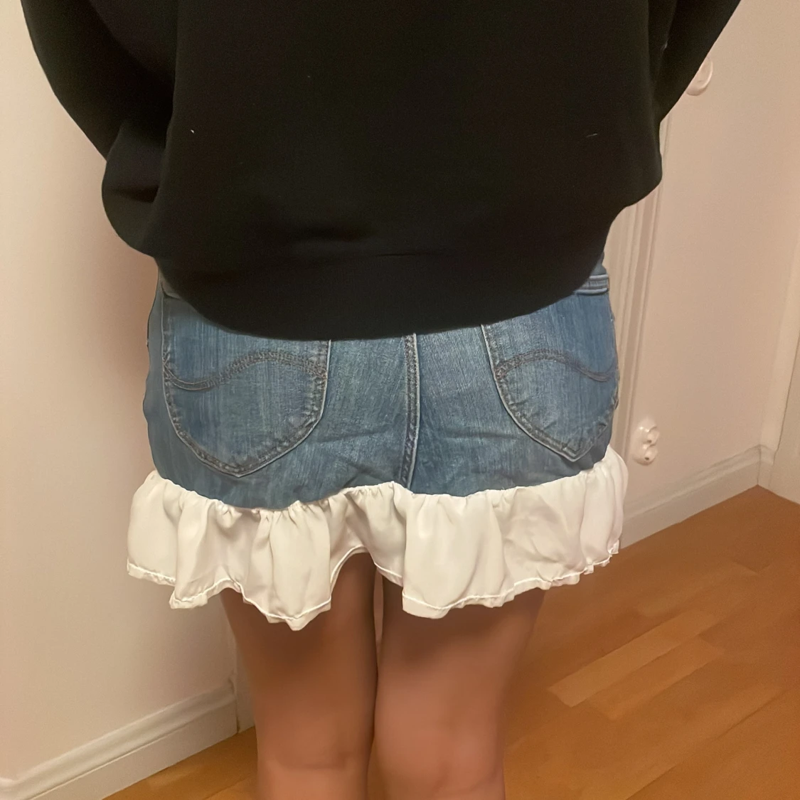 Jeanskjol med volangdetalj  - 92