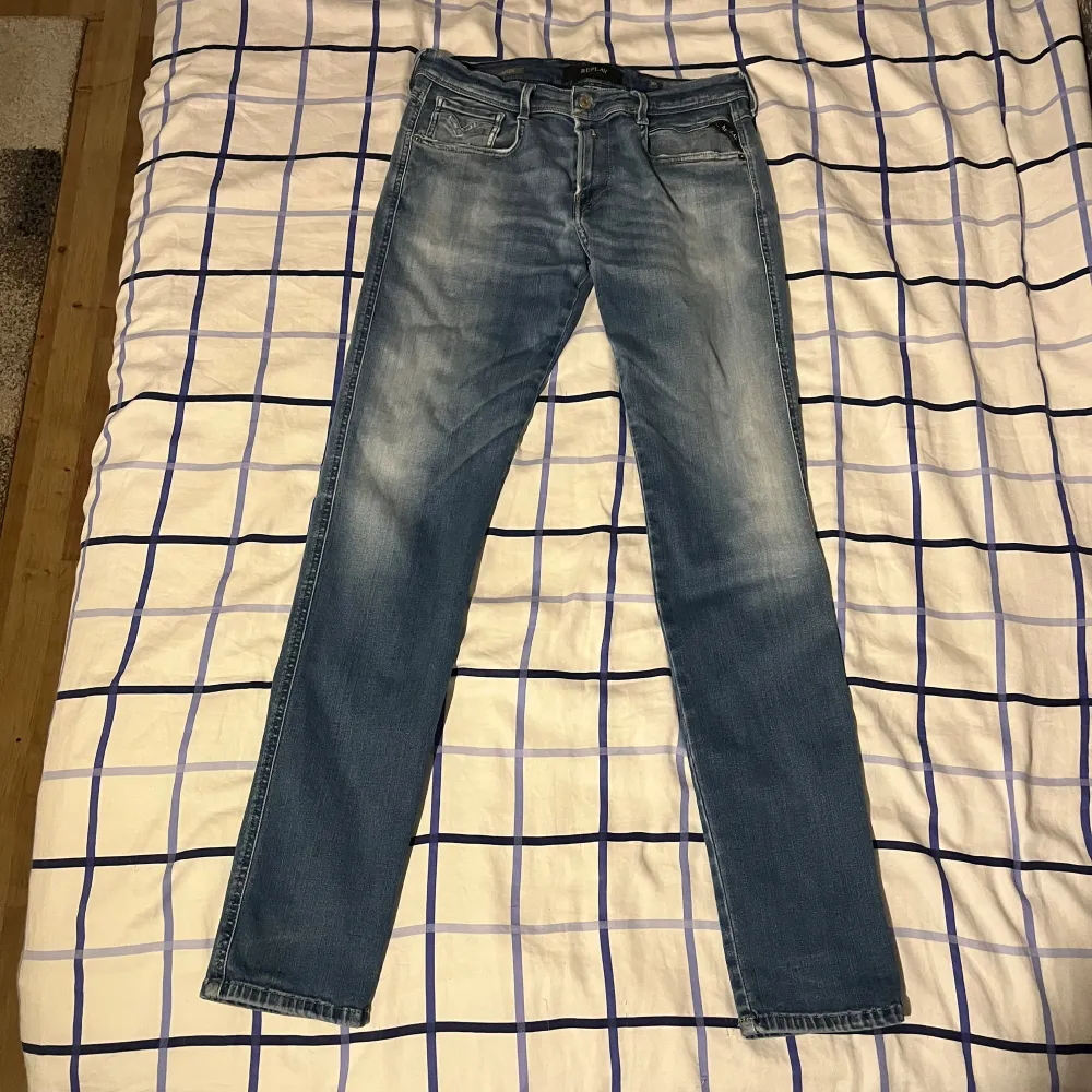 Säljer ett par blå jeans från Replay i storlek 30/32. Endast tvättade 2 gånger och sparsamt använda så dom är i jättefint skick. . Jeans & Byxor.