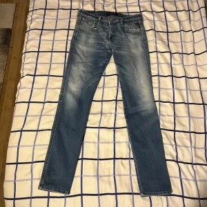  Replay jeans - Säljer ett par blå jeans från Replay i storlek 30/32. Endast tvättade 2 gånger och sparsamt använda så dom är i jättefint skick. 