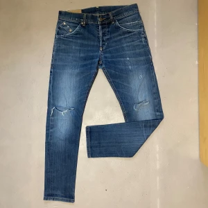 Dondup jeans - Säljer dessa riktigt schyssta Dondup jeans med feta slitningar som gör jeansen unika och ett perfekt tillskott till din garderob. Jeansen är i ett fint skick och du får dem för ett bra pris! Hör av dig vid frågor och funderingar!